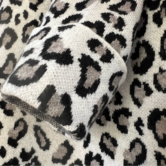 TAHARI Boatneck Leopard Print 3/4 Length Cuffed Sweater. Woman’s Small - Picture 7 of 7